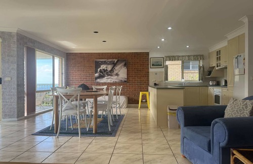 Malua Bay Apartment | Waterfront Home, WiFi & Café | Grand Spindrift