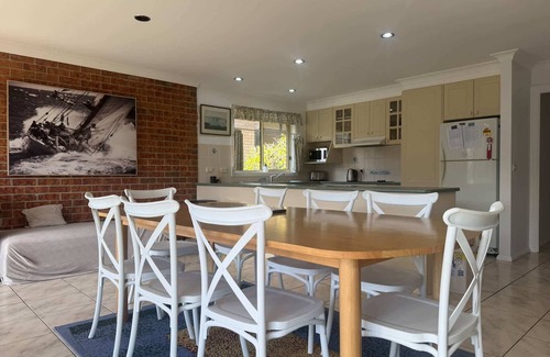 Malua Bay Apartment | Waterfront Home, WiFi & Café | Grand Spindrift