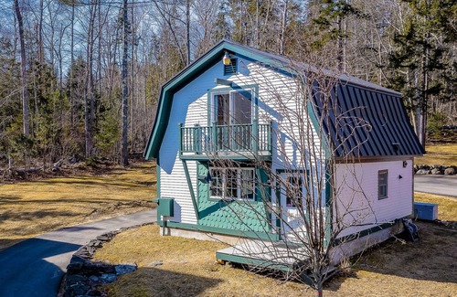 Northport Cottage | Waterfront home with beautiful bay views - dog-friendly, snowbird-friendly