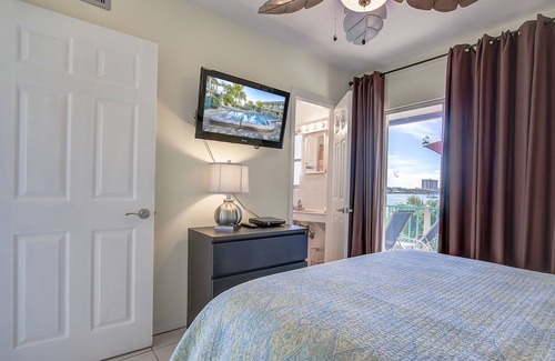 Bay Esplanade Condo | Waterfront King Suite