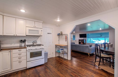 Eatonton House | Waterfront Lake Retreat with Live TV for all the SPORTS!