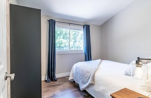 Lindsay Cottage | Waterfront! Lalani on the Lake. 2 docks with modern comfortable living space.