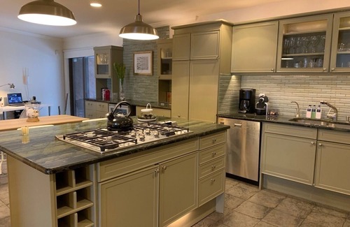 North Bergen Apartment | Waterfront Luxury Apartment in Gated Condo 15m -NY