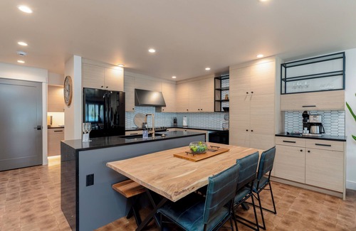 Wapato Point Condo | Waterfront Luxury- Yacinde B1