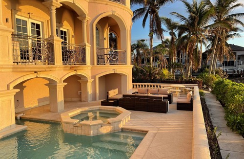Connors Villa | Waterfront Mansion Luxury House. Hot Tub and Pool. Perfect Family Gathering.
