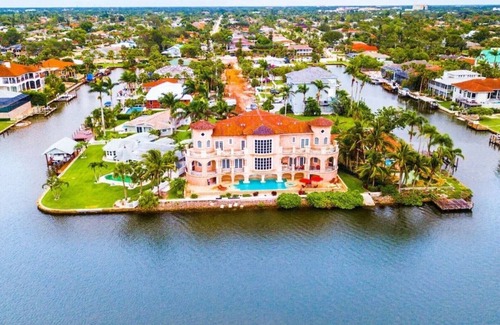 Connors Villa | Waterfront Mansion Luxury House. Hot Tub and Pool. Perfect Family Gathering.