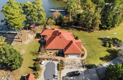 Pinecrest House | Waterfront Mansion, Saltwater Pool,Dock, Game room, Tiki Bar, Kayaks + More