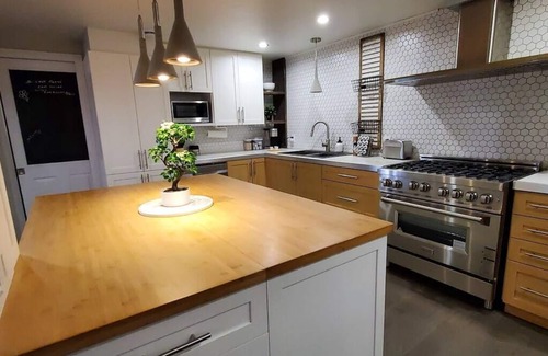 East Hawkesbury Villa | Waterfront Oasis: Luxury Retreat Between Ottawa and Montrealnn