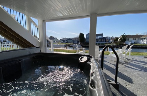 Keen-Wik On the Bay House | WATERFRONT PARADISE! Hot Tub! Bring Your Own Boat! Elevator (3 Floors Sleeps 13)