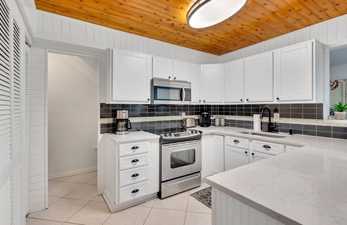 Siesta Key Condo | Waterfront/Pool mins to Siesta Key Beach-bikes/kayaks/SUPS incd- paddle to beach