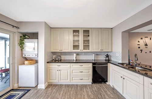 Argonaut Isle House | Waterfront Retreat Near FLL/Hollywood/Dania - 2BR w/BBQ, Kayaks & Beach Access