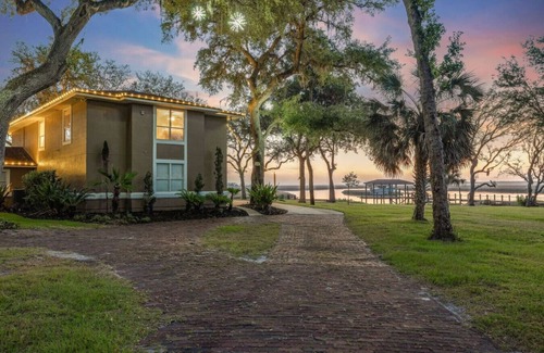 Northside Apartment | Waterfront Retreat Sunrise Views & Fall Vibes