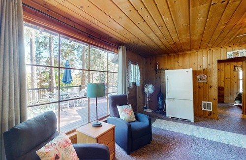 Worley Cabin | Waterfront retreat with a large deck, grill, board games, and AC - dog-friendly