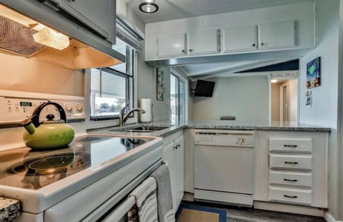 Granbury House | Waterfront Retro Roost with Boat Dock & Lakeview!