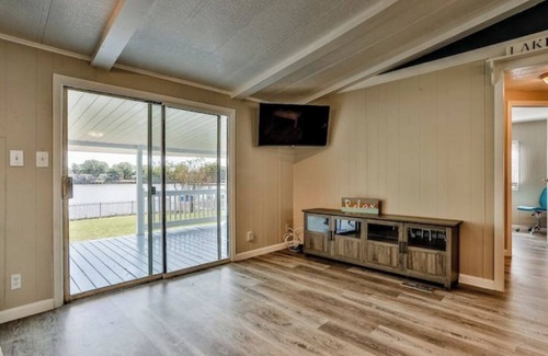 Granbury House | Waterfront Retro Roost with Boat Dock & Lakeview!