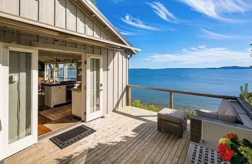 Magnolia House | Waterfront Sanctuary with Panoramic Views