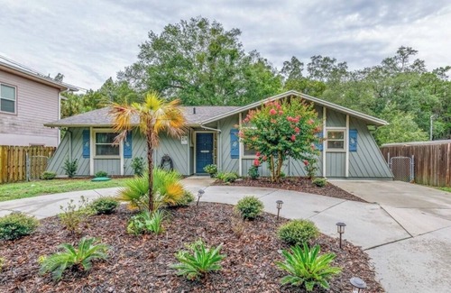 Homosassa Cottage | Waterfront screened in deck, Canoe, Kayaks & wildlife with river & ocean access