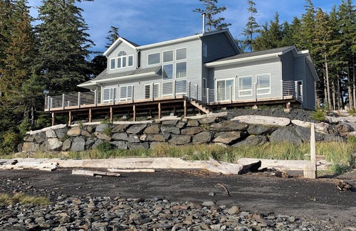 Ketchikan House | Waterfront Seaglass Getaway