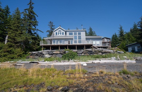 Ketchikan House | Waterfront Seaglass Getaway