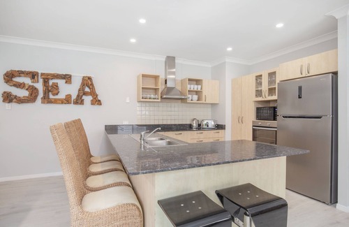 Robina House | Waterfront Serene Accom Private Spa Pet Hospital 10pplnn