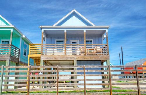 Flour Bluff House | Waterfront Shared Pool w Bay Views Boat Dock Oscars Lodge by AvantStay