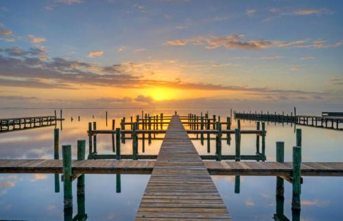 Flour Bluff House | Waterfront Shared Pool w Bay Views Boat Dock Oscars Lodge by AvantStay