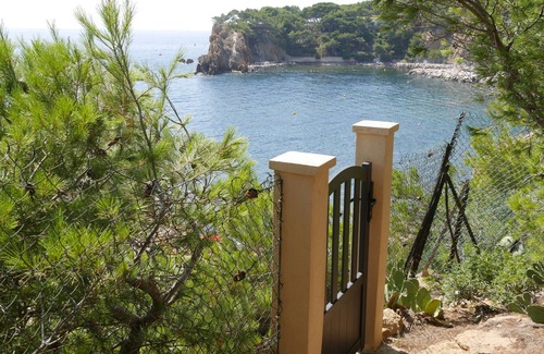 Ensues-la-Redonne Villa | Waterfront, sleeps 8, direct access to the sea in 1 min.