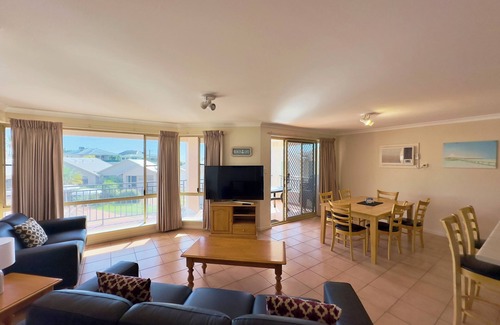 Kalbarri Villa | Waterfront | Sleeps 4 | Resort Pool