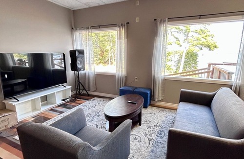 Buckhorn Cottage | Waterfront spacious cottage flat with scenic view in Buckhorn Lake