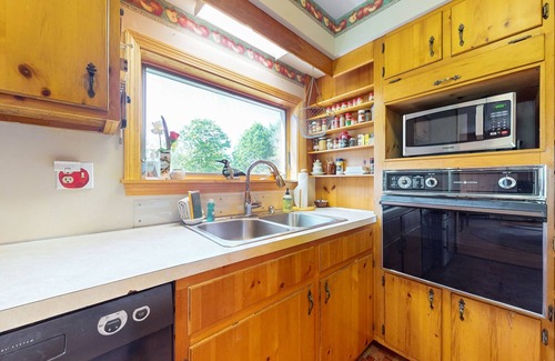 Penobscot House | Waterfront stay with scenic deck, grill, smart TVs, shore access - dog-friendly