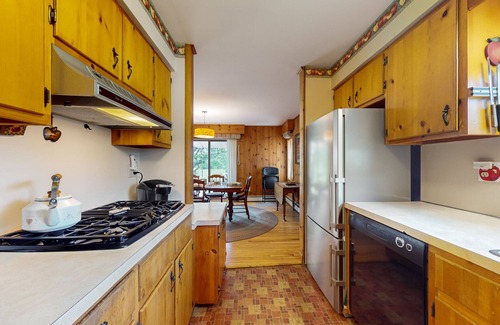 Penobscot House | Waterfront stay with scenic deck, grill, smart TVs, shore access - dog-friendly
