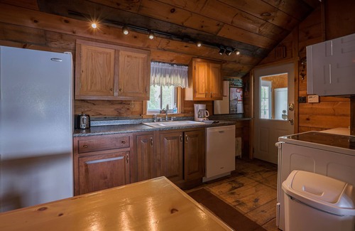 Eddington Cabin | Waterfront Victoria Cottage, Kayaks Included, Dogs Welcome