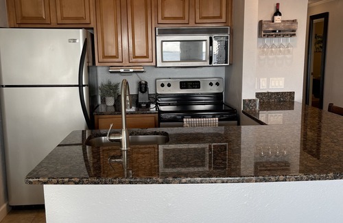 Rocky Point Condo | ❤Waterfront View, Amazing Sunsets, Heated Pool 3mins to Airport ☀🐬🏖