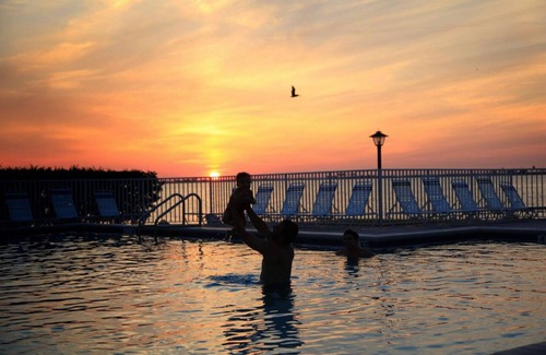 Rocky Point Condo | ❤Waterfront View, Amazing Sunsets, Heated Pool 3mins to Airport ☀🐬🏖