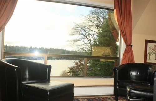 West Bellevue Cottage | Waterfront View Cottage w/ Lake WA Water Access—