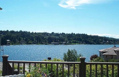 West Bellevue Cottage | Waterfront View Cottage w/ Lake WA Water Access—
