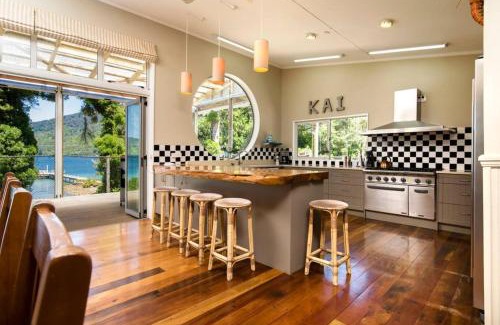 Furneaux House | Waterfront villa Endeavour Inlet
