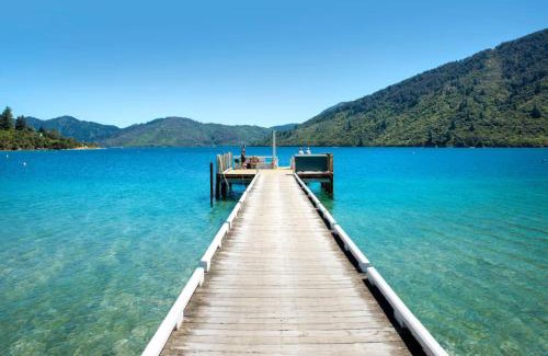 Furneaux House | Waterfront villa Endeavour Inlet