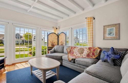 Centerville House | Waterfront Walk to Beach