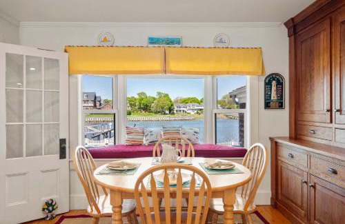Centerville House | Waterfront Walk to Beach