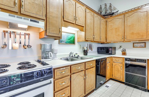 Athens House | Waterfront Wheeler Lake Home w/Furnished Deck