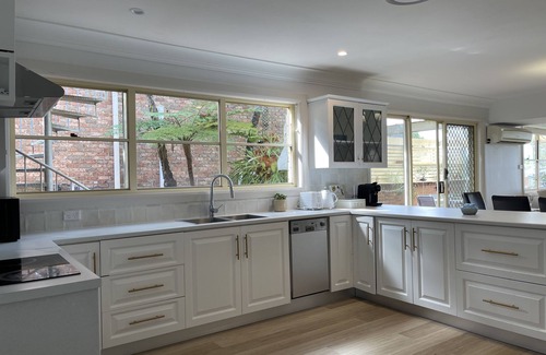 Tascott House | Waterfront with Previte Jetty 7 BR Holiday Home