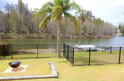 Lake Conjola House | Waterfront Wonder - lakeside home w. private jetty