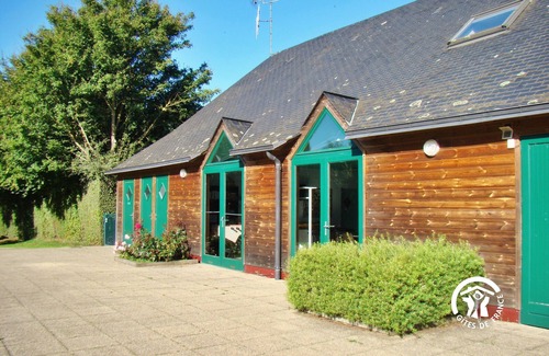 Villiers-Charlemagne Cottage | Waterside Fishing Chalet for 5-7 People with Private Dock, Terrace, and Family Activities