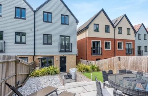 Portsmouth House | Waterside Short Term Lets 3 Bedroom Sea Views Hot Tub