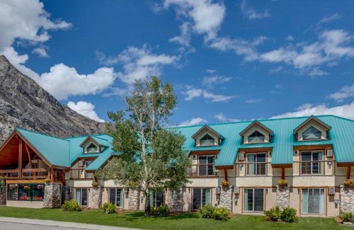Waterton Park Hotel | Waterton Glacier Suites