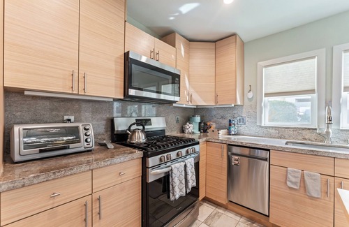 Silver Strand House | Waterview from your Private Patio + Dogs Welcome!