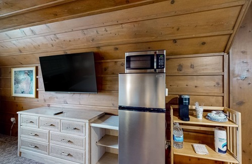 Cocoa Apartment | Waterview studio w/shared boat access, pier fishing, WiFi