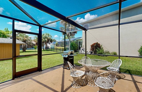 Cocoa Apartment | Waterview studio w/shared boat access, pier fishing, WiFi