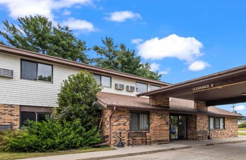 Wautoma Hotel | Wautoma Inn by OYO near Airport WI 73